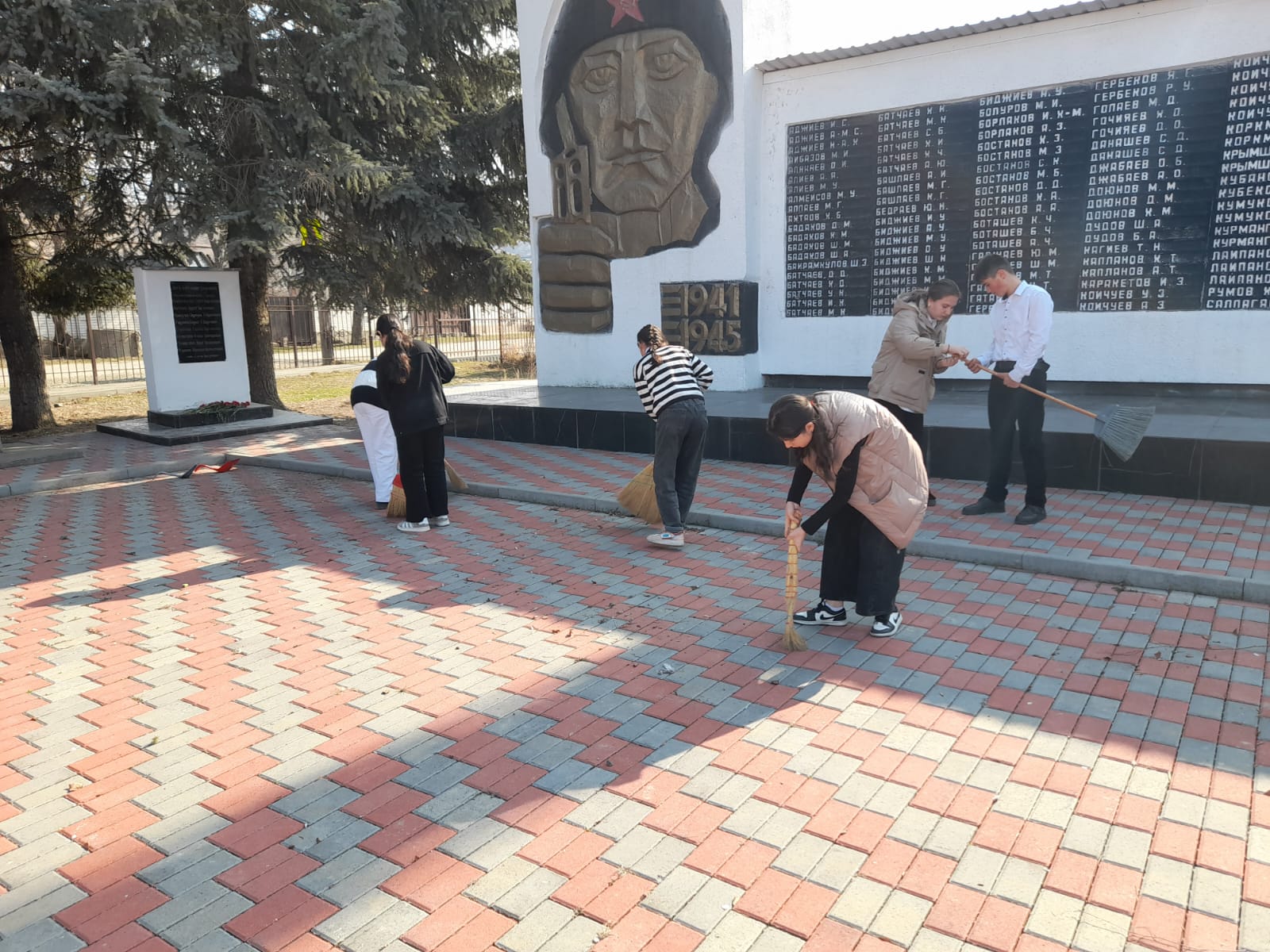 Акция &amp;quot;Чистый обелиск&amp;quot; 8б класс.